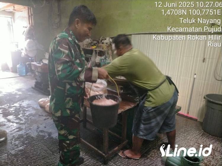 Tingkatkan Ekonomi Masyarakat Pelaku UMKM, Babinsa Koramil 06/TM Kodim 0321/Rohil Dampingi Usaha Giling Bakso