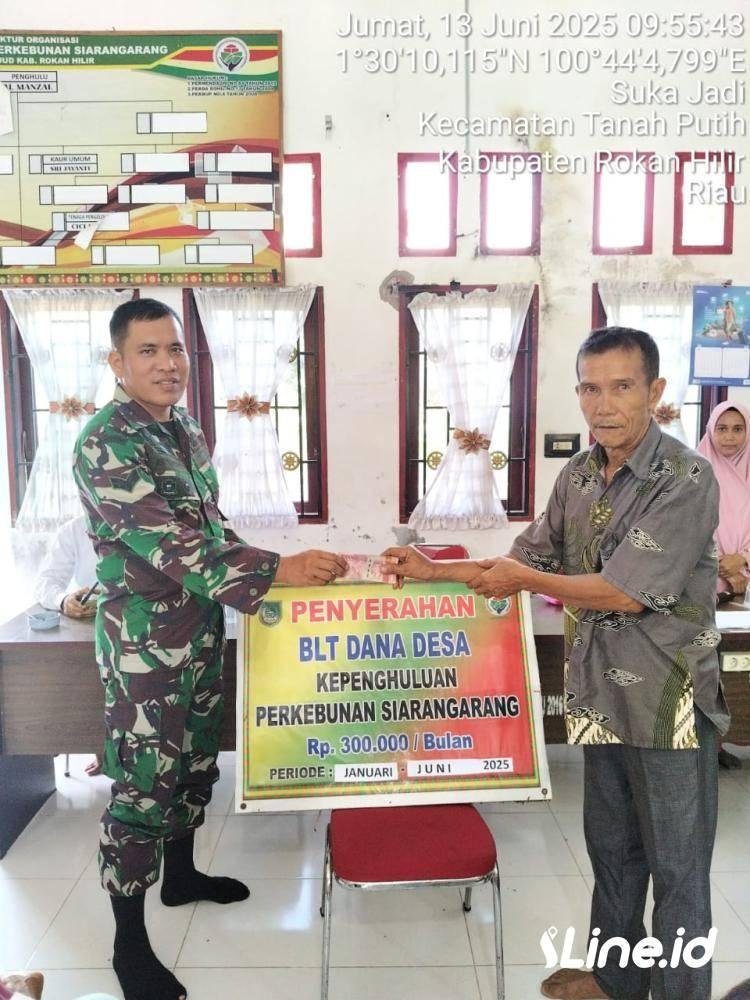 Berikan Rasa aman Kepada Masyarakat, Danpos Wilayah Pujud Koramil 06/TM Kodim 0321/Rohil Hadiri Pembagian BLT