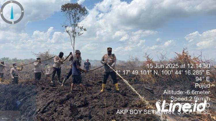 Kapolsek Pujud Pimpin Pemadaman Dan Pendinginan Karhutla, DiKepenghuluan Air Hitam