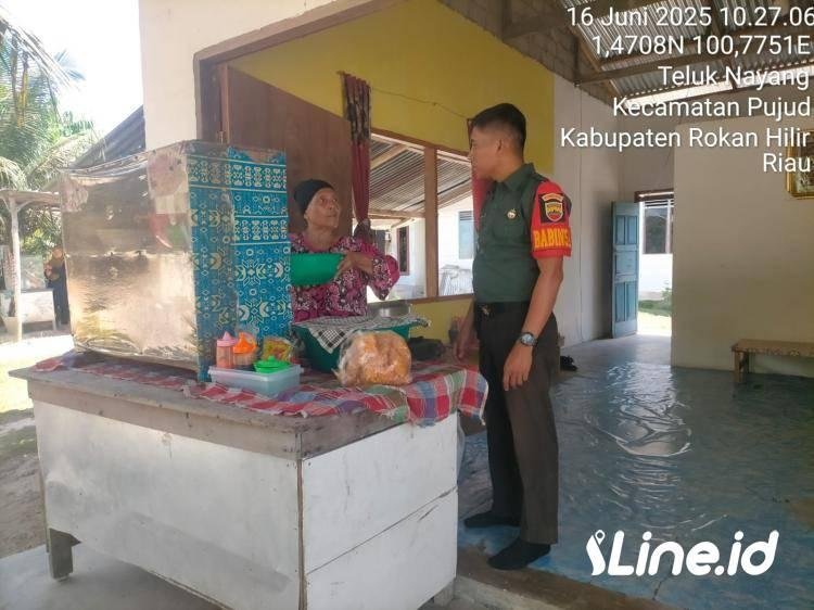 Dampingi Penjual Bakso, Babinsa Koramil 06/TM Kodim 0321/Rohil Datangi Pelaku UMKM