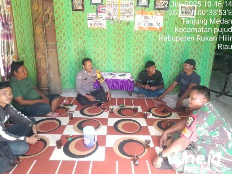 Tingkatkan Kebersamaan, Babinsa Koramil 06/TM Kodim 0321/Rohil Laksanakan Komsos Bersama Bhabinkamtibmas