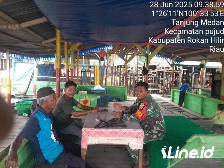 Komsos Diwilayah Desa Binaan, Babinsa Koramil 06/TM Kodim 0321/Rohil Ajak Masyarakat Jaga Ketertiban