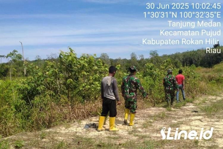 Terus Lakukan Pencegahan, Babinsa Koramil 06/TM Kodim 0321/Rohil Ajak Masyarakat Dalam Menjaga Lingkungan