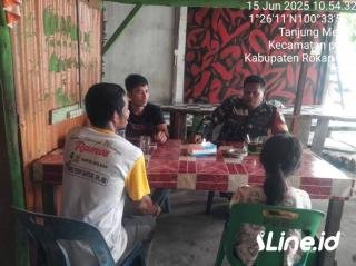 Aktif Di Masyarakat, Babinsa Koramil 06/TM Kodim 0321/Rohil Laksanakan Komsos