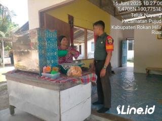 Dampingi Penjual Bakso, Babinsa Koramil 06/TM Kodim 0321/Rohil Datangi Pelaku UMKM