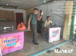 Kembangkan Usaha Menjahit Pakaian, Babinsa Koramil 06/TM Kodim 0321/Rohil Berikan Pendampingan Pelaku UMKM