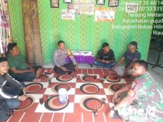 Tingkatkan Kebersamaan, Babinsa Koramil 06/TM Kodim 0321/Rohil Laksanakan Komsos Bersama Bhabinkamtibmas