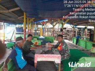 Komsos Diwilayah Desa Binaan, Babinsa Koramil 06/TM Kodim 0321/Rohil Ajak Masyarakat Jaga Ketertiban