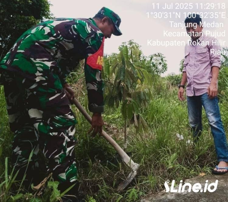 Guna melestarikan Alam Sekitar, Babinsa Koramil 0321-06/TM Rohil Ajak Masyarakat Menanam Pohon