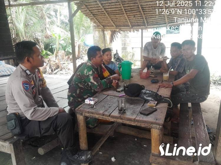 Ciptakan Kedekatan Dengan Masyarakat, Babinsa Koramil 0321-06/TM Rohil Laksanakan Komsos Wilayah Binaan