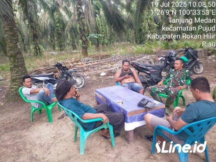 Selalu Berupaya Menciptakan Kedamaian, Babinsa Koramil 0321-06/TM Rohil Laksanakan Komosos bersama Warganya