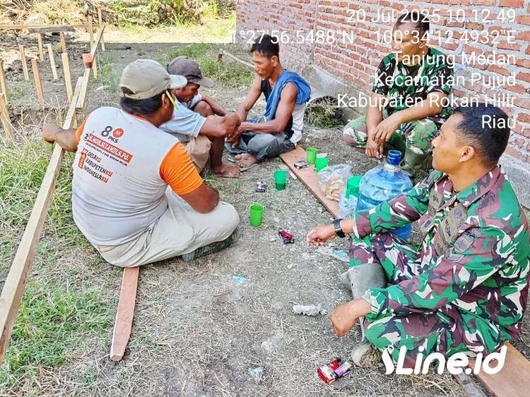 Selalu Ajak Masyarakat Menjaga Keamanan Lingkungan, Babinsa Koramil 0321-06/TM Rohil, Laksanakan Komsos