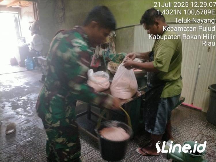 Berikan Pendampingan Dan Motifasi, Babinsa Koramil 0321-06/TM Rohil Datangi Pelaku UMKM Pembuatan Bakso