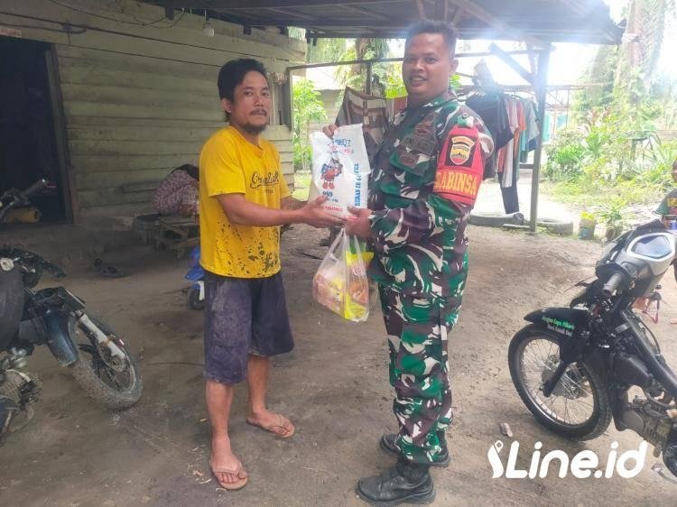 Tunjukan Rasa Kepedulian Kepada Masyarakat, Babinsa Koramil 0321-06/TM Rohil Berikan Sembako Kepada Warganya