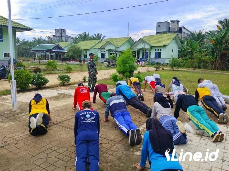 Mejelang Hut RI Ke-80 Tahun 2025, Personil Koramil 0321-06/TM Terus Melatih Calon Pengibar Bendera Merah Putih
