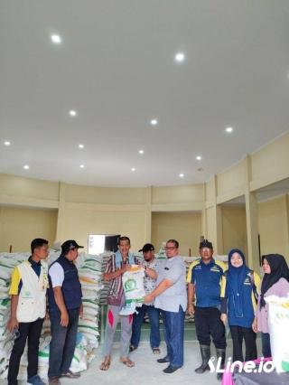 Salurkan Bantuan Pangan Beras Bulog Di Aula Kantor Camat Pujud, Masyarakat Tertib Dalam Antrian