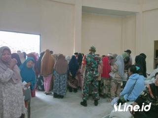 Monitoring Kegiatan Penyaluran Bantuan Pangan, Babinsa Koramil 0321-06/TM Rohil Tingkatkan Keamanan