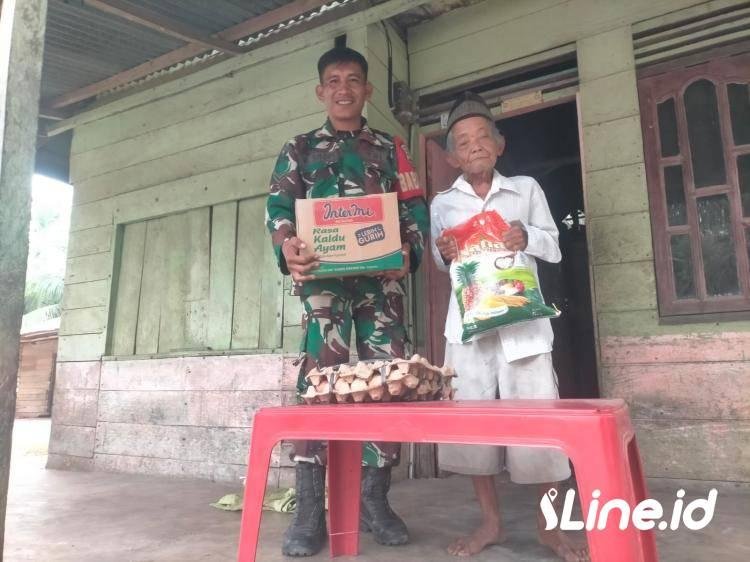 Berikan Bingkisan Sembako, Babinsa Koramil 0321-06/TM Rohil Berikan Perhatian Kepada Warga Sekitar