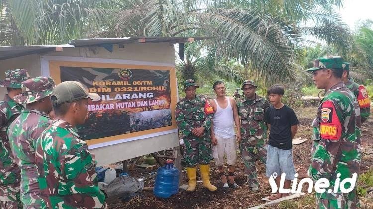 Anggota Koramil 06/TM Kodim 0321/ROHIL Melaksanakan Sosialisasi Kepada Masyarakat bahaya Karhutla