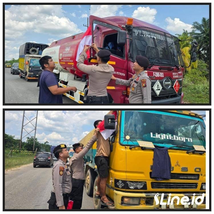 Personil Sat Samapta Polres Rokan Hilir Berbagi Bendera Merah Putih Kepada Penguna Jalan