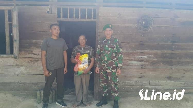 Berbagi Paket Sembako, Babinsa Koramil 0321-06/TM Rohil Laksanakan Jumat Berkah Wilayah Desa Binaan