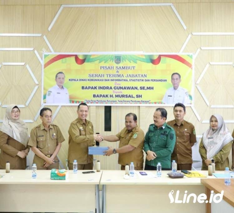 Berikan Cenderamata Sebagai Bentuk Penghargaan, Diskominfotik Rohil Gelar Pisah Sambut
