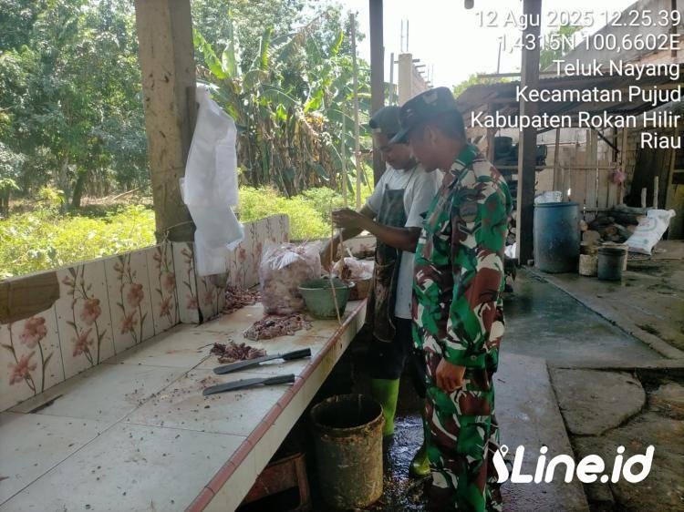 Dampingi Pelaku Usaha Mikro Kecil Menengah, Babinsa Koramil 0321-06/TM Rohil Aktif Ditengah Tengah Masyarakat