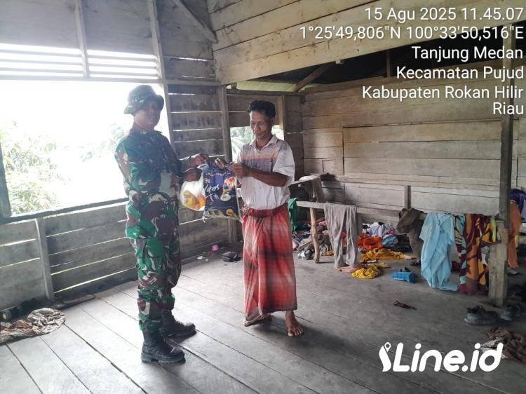 Berikankan Paket Sembako Warga, Babinsa Koramil 0321-06/TM Rohil Laksanakan Jumat Berkah