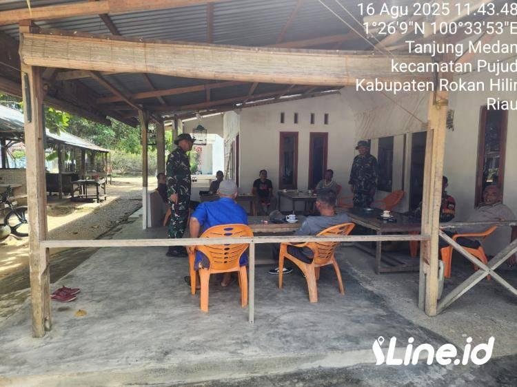 Hadir Ditengah Tengah Masyarakat, Babinsa Koramil 0321-06/TM Rohil Ajak Warga Menjaga Keterlibatan Lingkungan