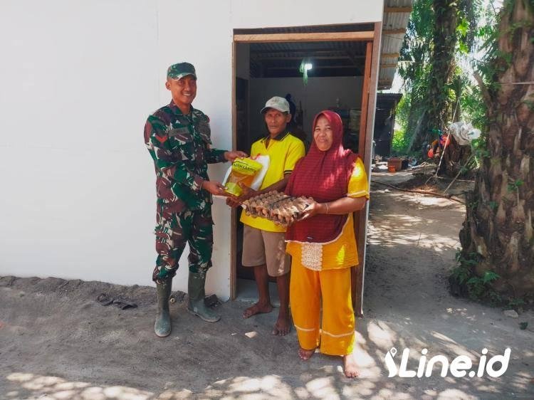 Peduli Kepada Sesama, Babinsa Koramil 0321-06/TM Rohil Berikan Paket Sembako Kepada Warga Wilayah Binaan