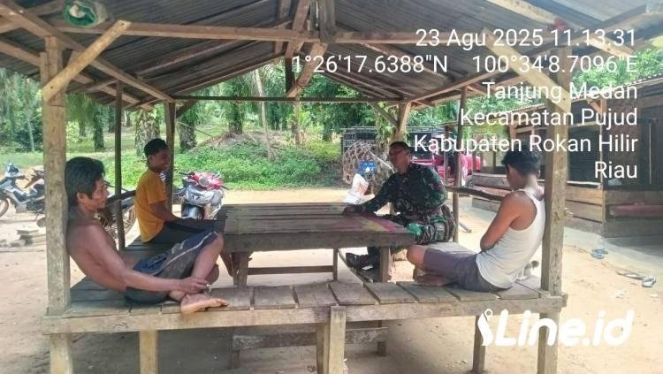 Aktif Ditengah Tengah Masyarakat, Babinsa Koramil 0321-06/TM Rohil Laksanakan Komsos