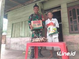 Berikan Bingkisan Sembako, Babinsa Koramil 0321-06/TM Rohil Berikan Perhatian Kepada Warga Sekitar