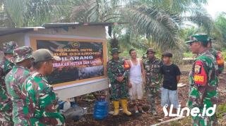 Anggota Koramil 06/TM Kodim 0321/ROHIL Melaksanakan Sosialisasi Kepada Masyarakat bahaya Karhutla