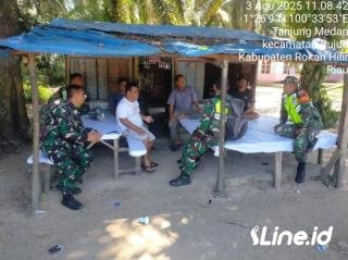 Laksanakan Komsos, Babinsa Koramil 0321-06/TM Rohil, Ajak Masyarakat Jaga Keterlibatan Dan Keamanan Sekitar