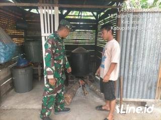 Dukungan Kepada Pelaku UMKM, Babinsa Koramil 0321-06/TM Rohil Datangi Warga Menjual Air minum Yang dimasak