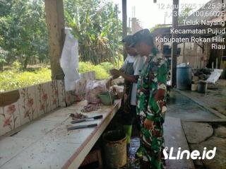 Dampingi Pelaku Usaha Mikro Kecil Menengah, Babinsa Koramil 0321-06/TM Rohil Aktif Ditengah Tengah Masyarakat