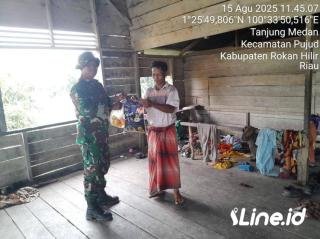 Berikankan Paket Sembako Warga, Babinsa Koramil 0321-06/TM Rohil Laksanakan Jumat Berkah