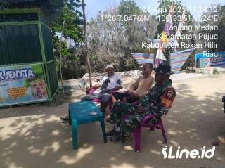 Laksanakan Komsos, Babinsa Koramil 0321-06/TM Rohil Ajak Warga Mempererat Silaturahmi