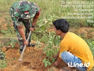 Ajak Warga Wilayah Desa Binaan Tanam Pohon, Babinsa Koramil 0321-06/TM Rohil Lakukan Penghijauan