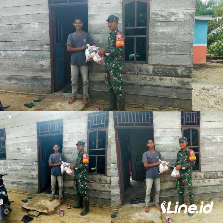 Berikan Perhatian Kepada Warga Yang Kurang Mampu, Babinsa Koramil 0321-06/TM Rohil Berikan paket Sembako