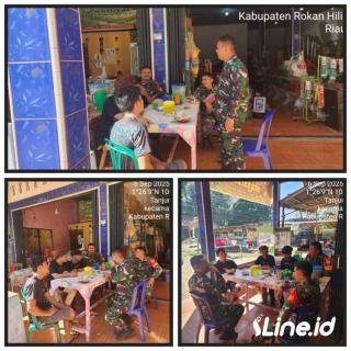 Hadir Ditengah Tengah Masyarakat, Babinsa Koramil 0321-06/TM Rohil Laksanakan Komsos Bersama Warga