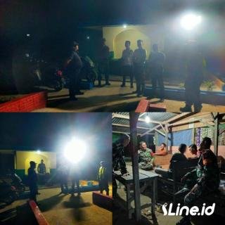 Bersama Ormas FKPPI Jaga Wilayah Binaan, Personil Koramil 0321-06/TM Rohil Patroli Ke Pos Siskamling