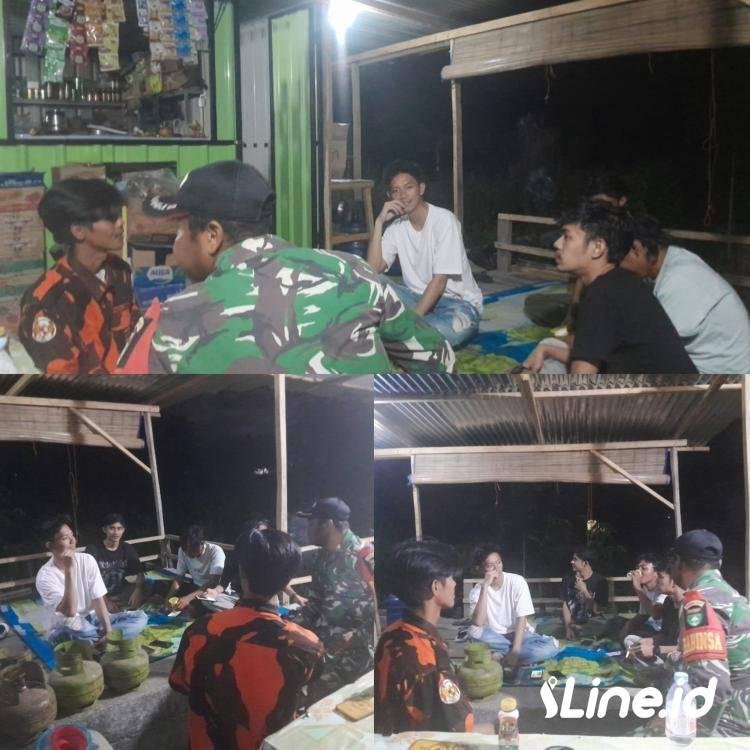 Lakukan Penyisiran Disetiap Gang, Personil Koramil 0321-06/TM Rohil Dan Ormas PP Cek Pos Siskamling