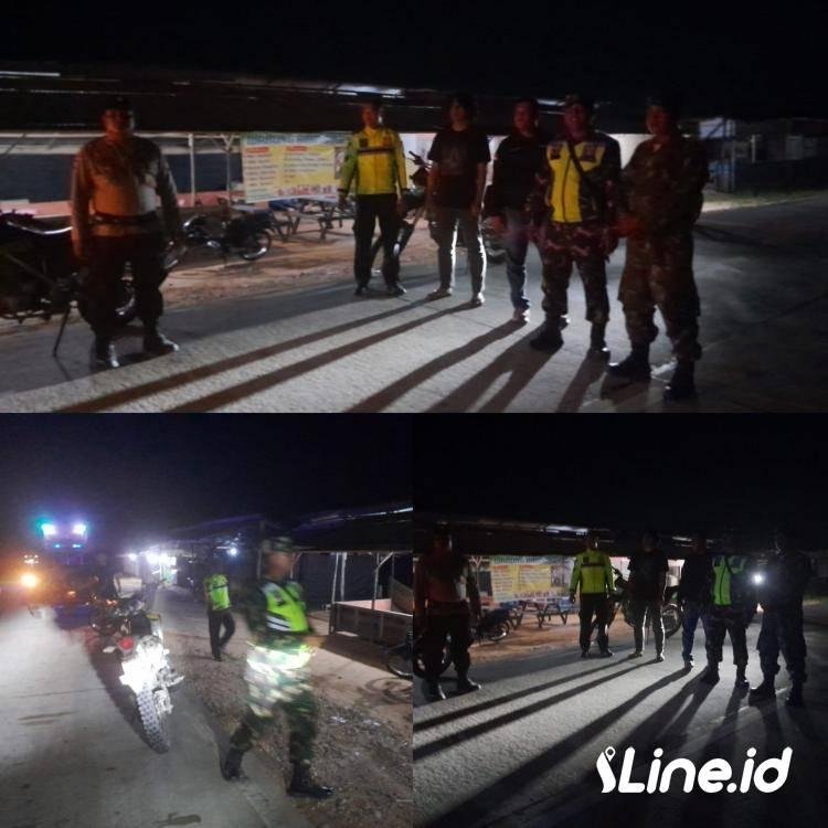 Sinergitas TNI-POLRI Dalam Menjaga Keamanan, Personil Koramil 0321-06/TM Rohil Dan Personil Polsek Pujud Lakukan Patroli Siskamling