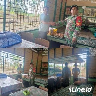 Salurkan Paket Sembako, Babinsa Koramil 0321-06/TM Rohil Laksanakan Jumat Berkah