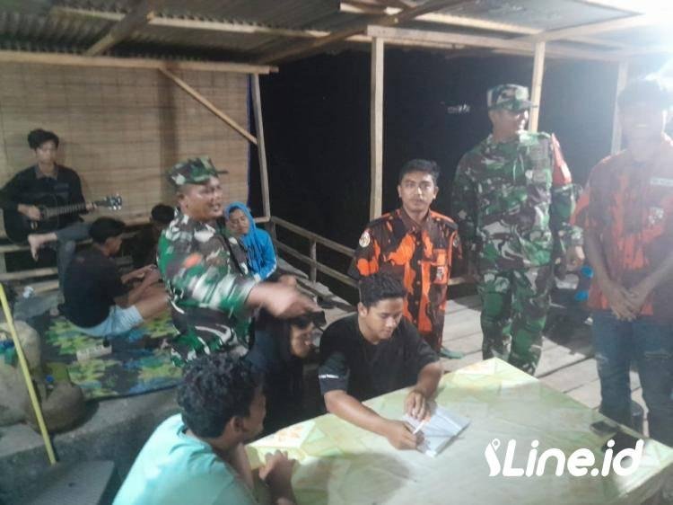 Guna mengantisipasi Gaguan Kamtibmas, Personil Koramil 0321-06/TM Rohil Dan Ormas PP Lakukan Patroli Siskamling