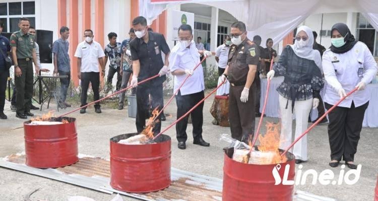 Begini Suasana Pemusnahan BB di Rohil, Ponsel Dihantam Martil, Ganja Dibakar, Ekstacy Dilebur
