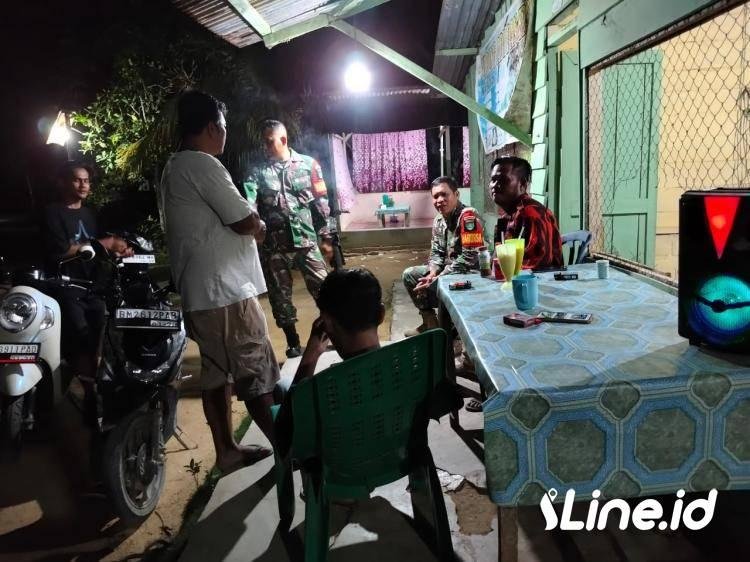 Rutin Lakukan Patroli Siskamling, Personil Koramil 0321-06/TM Rohil Dan Ormas PP Cegah Aksi Kenakalan Remaja