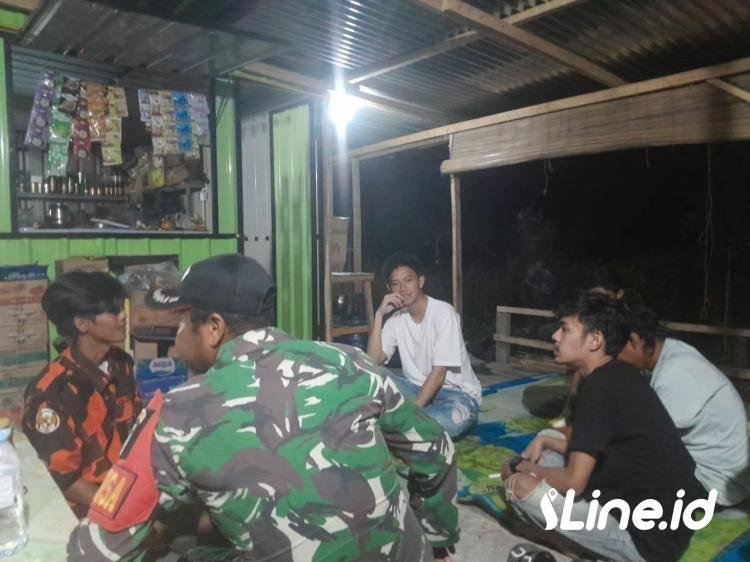 Berikan Himbauan Kepada Remaja Yang Berkumpul Pada Malam Hari, Personil Koramil 0321-06/TM Rohil Dan Ormas PP Lakukan Patroli
