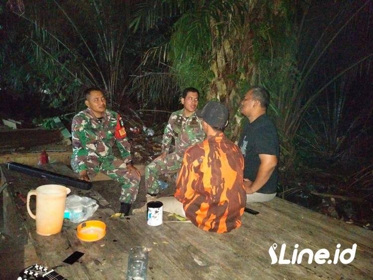 Pastikan Desa Binaan Bebas Dari Gaguan, Personil Koramil 0321-06/TM Rohil Dan Ormas PP Patroli Bersama